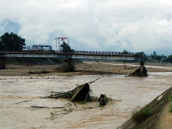Ngủ mê thấy đứng quan sát cầu sập từ xa
